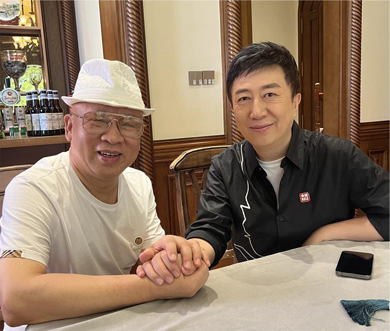 張博會(huì)長與中央電視臺(tái)主持人陳偉鴻合影