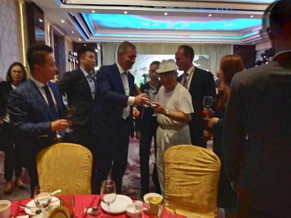 ●德國總統給會長敬酒